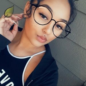 Meet your Posher, Aleesiya